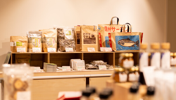 写真：信州サーモン、米、お茶などの商品が並んだ売り場の棚