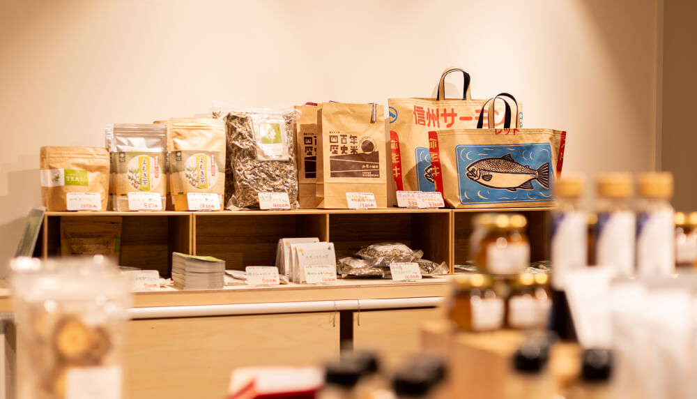 写真：信州サーモン、米、お茶などの商品が並んだ売り場の棚