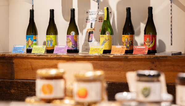 写真：ワイン、瓶詰などの商品が並んだ売り場の棚
