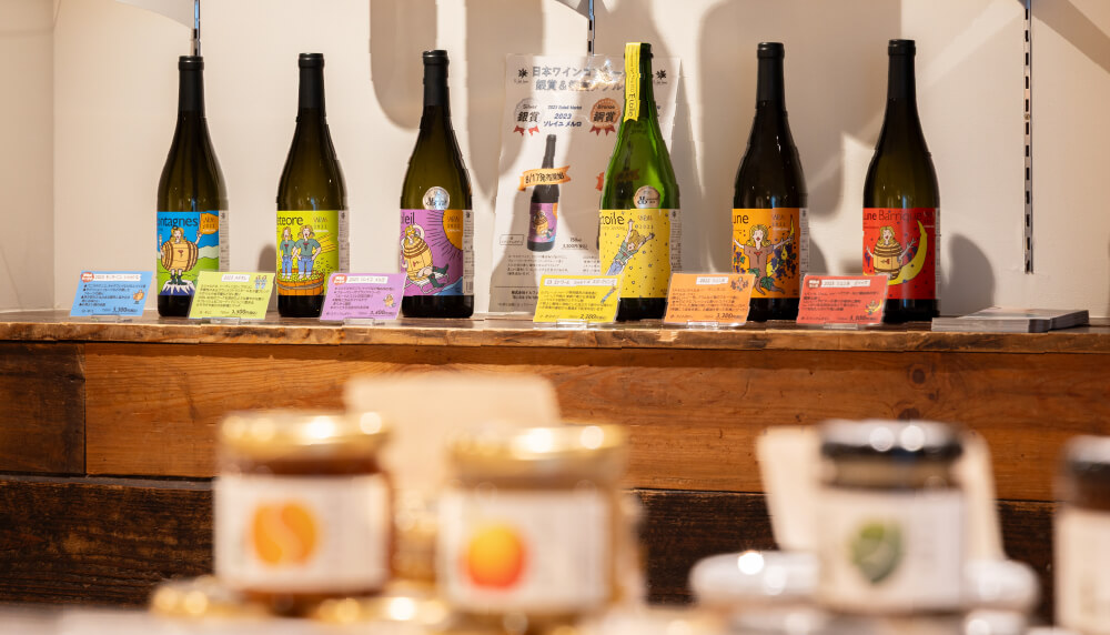 写真：ワイン、瓶詰などの商品が並んだ売り場の棚