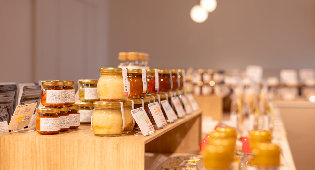 写真：ジャムなどの瓶詰め商品が並んだ売り場
