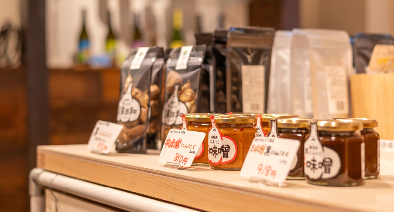 写真：黒にんにく、辛味噌にんにく、辛味噌黒にんにくなどの商品が並んだ売り場